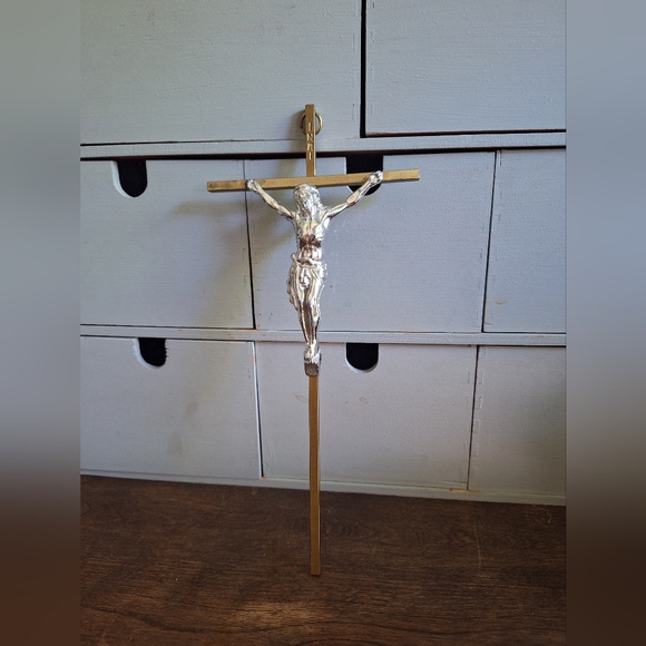 Brass crucifix and aluminum Jesus - Picture 7 of 10